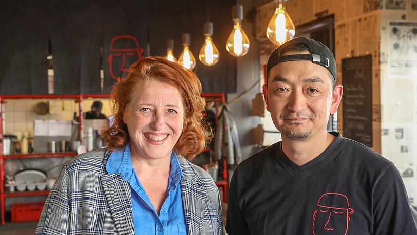 Luise Kinseher und Toshiyuki Ogi, Restaurant-Koch im Sam. Luise Kinseher und Toshiyuki Ogi, Restaurant-Koch im Sam.