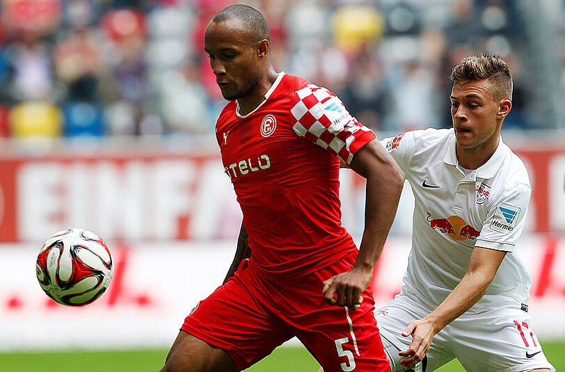 Der Düsseldorfer Christopher Avevor (l) und der Leipziger Joshua Kimmich kämpfen um den Ball.