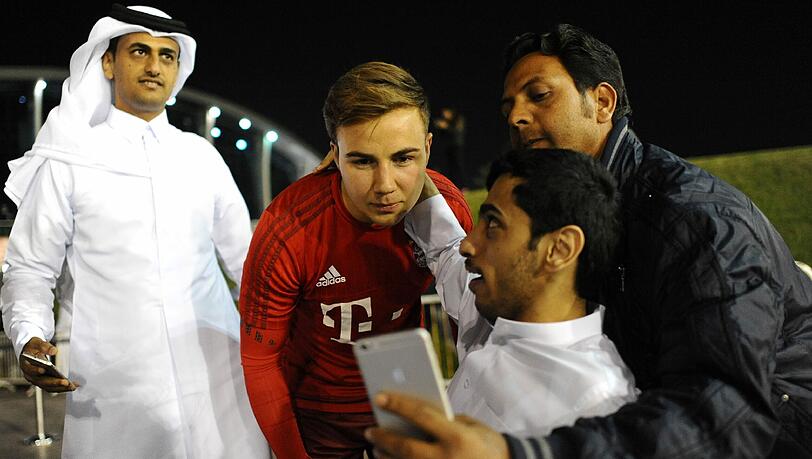 Mario Götze mit Fans im Trainingscamp in Doha Mario Götze mit Fans im Trainingscamp in Doha