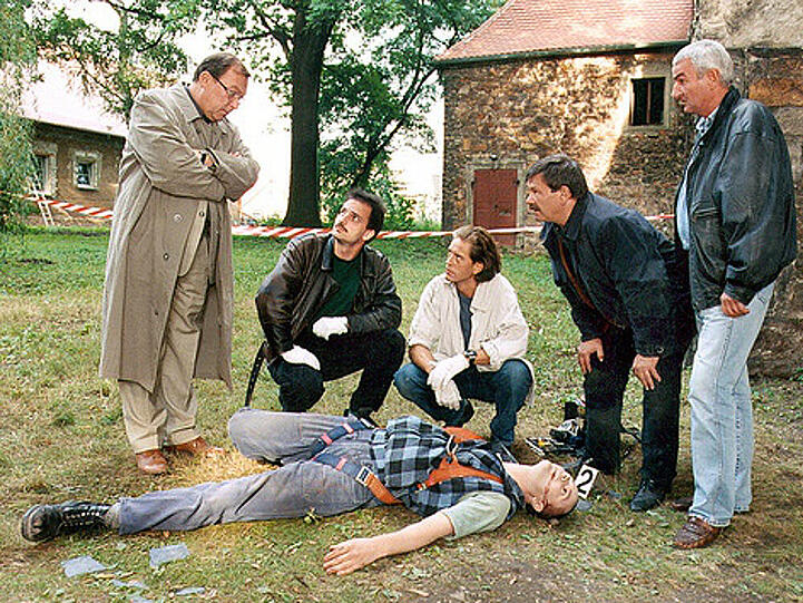Die Kommissare Schmücke (li.) und Schneider (2.v.re.) stehen vor einem neuen Fall