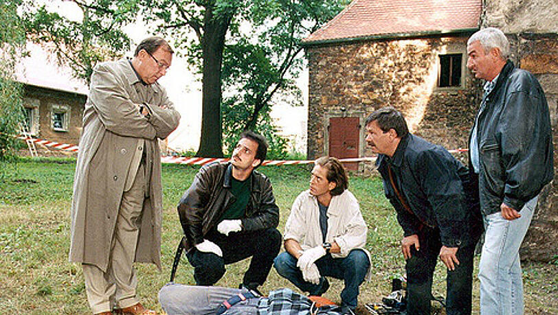 Die Kommissare Schmücke (li.) und Schneider (2.v.re.) stehen vor einem neuen Fall Die Kommissare Schmücke (li.) und Schneider (2.v.re.) stehen vor einem neuen Fall
