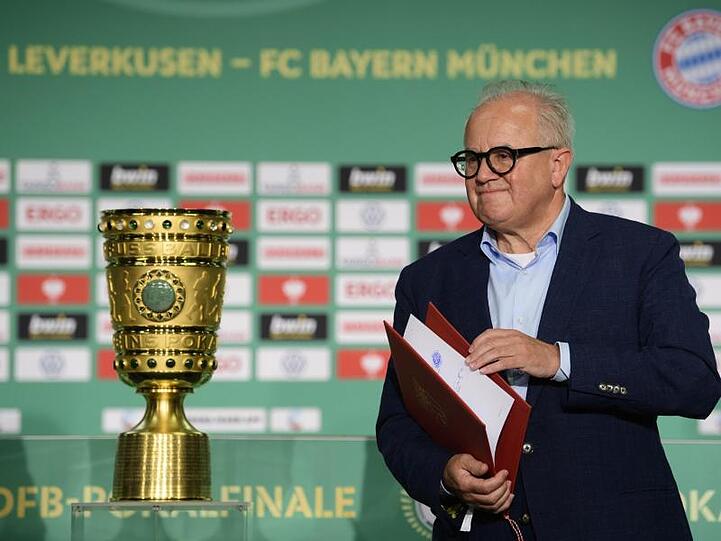 Vor leeren Zuschauerrängen wird DFB-Präsident Fritz Keller den DFB-Pokal in diesem Jahr übergeben.