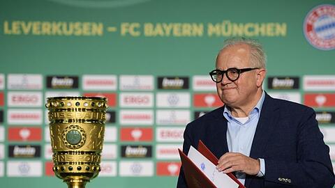 Vor leeren Zuschauerrängen wird DFB-Präsident Fritz Keller den DFB-Pokal in diesem Jahr übergeben.