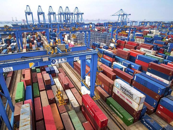 Container im Hafen von Quingdao in China.