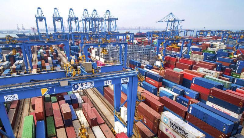 Container im Hafen von Quingdao in China. Container im Hafen von Quingdao in China.