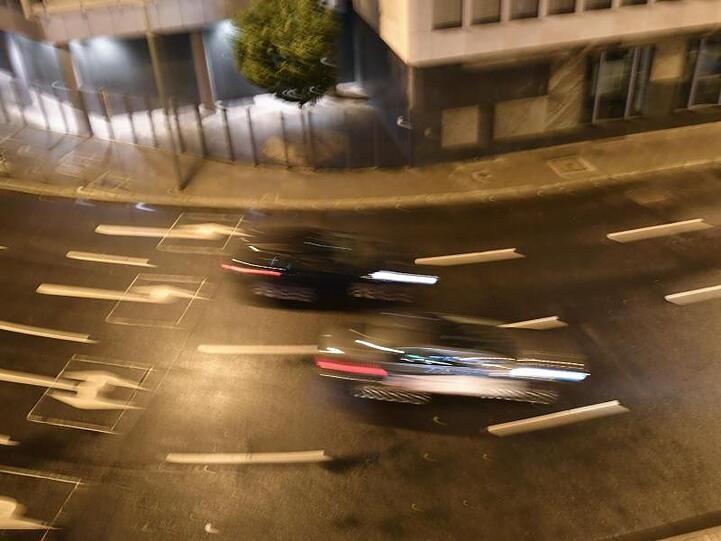 Zwei Männer hatten sich im Vorfeld ein illegales Rennen geliefert. (Symbolbild)