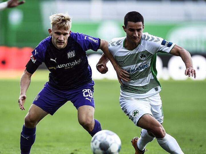 Bryan Henning von Osnabrück und Marco Meyerhoefer von Fürth (l-r.) kämpfen um den Ball. Foto: Lukas Barth-Tuttas/epa-POOL/dpa