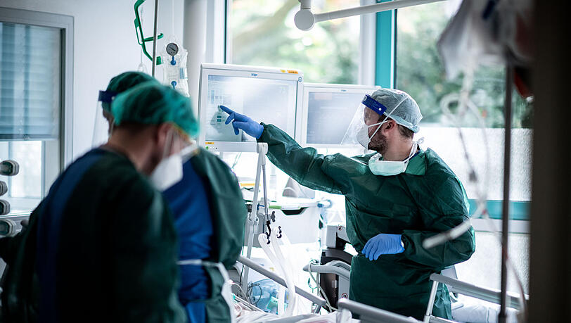 Die Intensivstationen in Bayern laufen voll, Platz gibt es kaum noch. (Archivbild)