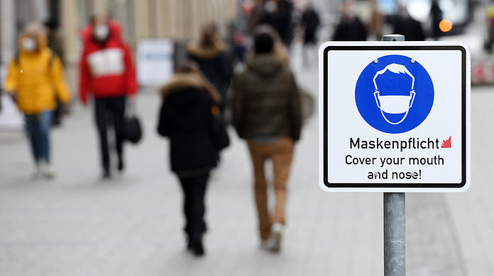Ein Schild weist in der Münchner Innenstadt auf die Maskenpflicht hin. Die gilt ab dem morgigen Mittwoch nicht mehr.