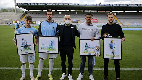 Günther Gorenzel verabschiedet Dennis Erdmann, Leon Klassen, Ahanna Agbowo und Matthew Durrans.