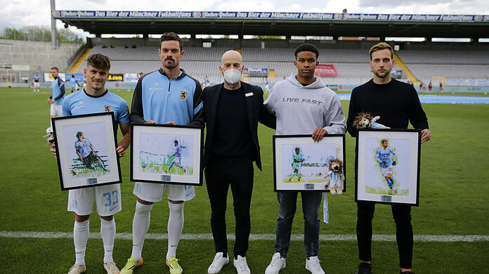 Günther Gorenzel verabschiedet Dennis Erdmann, Leon Klassen, Ahanna Agbowo und Matthew Durrans.