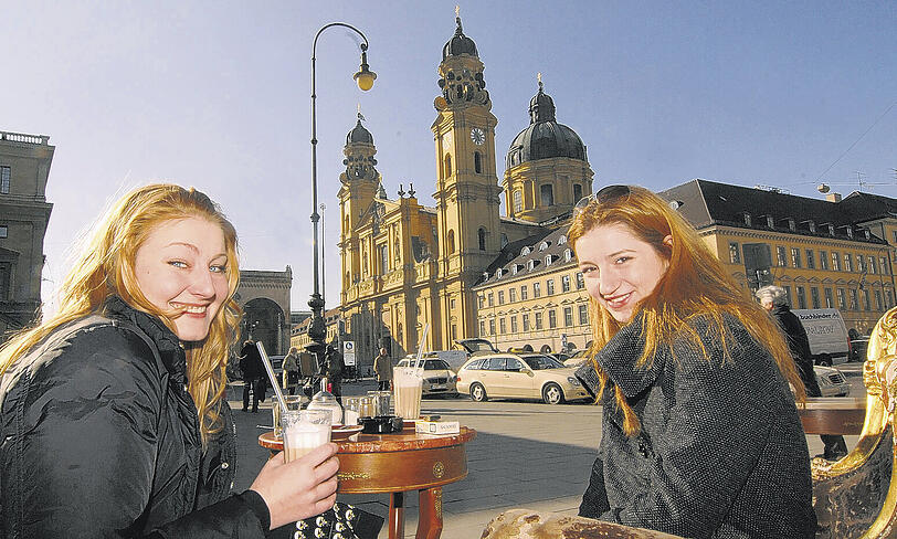 Winter &ndash; anscheinend nur ein Gerücht: Franziska und Maria sonnten sich gestern jedenfalls im Tambosi &ndash; ein Bild wie aus dem Wonnemonat Mai.Foto: Gregor Feindt
