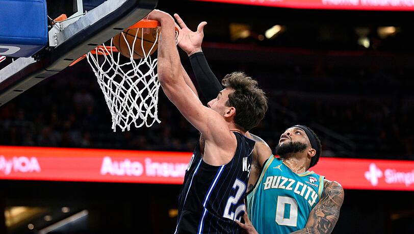 Orlandos Franz Wagner (l) zieht gegen Charlottes Miles Bridges (0) zum Korb.