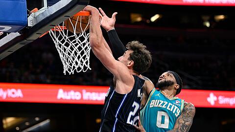 Orlandos Franz Wagner (l) zieht gegen Charlottes Miles Bridges (0) zum Korb.