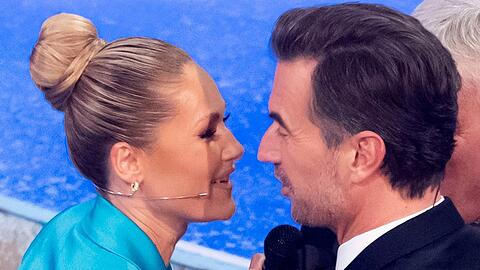 In Florian Silbereisens ARD-Show "'Das Adventsfest der 100.000 Lichter" erschien Helene Fischer im hellblauen Anzug. Nun ist er bei ihr zu Gast.