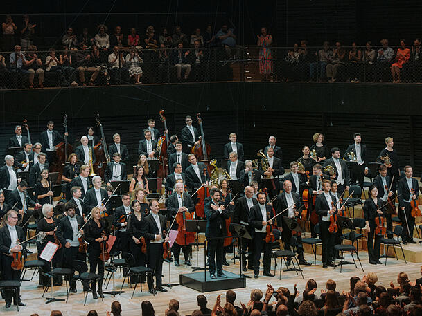 Die Münchner Philharmoniker mit ihrem designierten Chefdirigenten Lahav Shani.