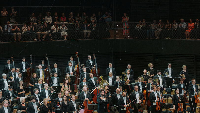Die Münchner Philharmoniker mit ihrem designierten Chefdirigenten Lahav Shani. Die Münchner Philharmoniker mit ihrem designierten Chefdirigenten Lahav Shani.