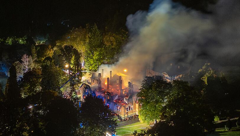 Mehrere Feuerwehren aus der Umgebung rückten an, um den Brand zu löschen.