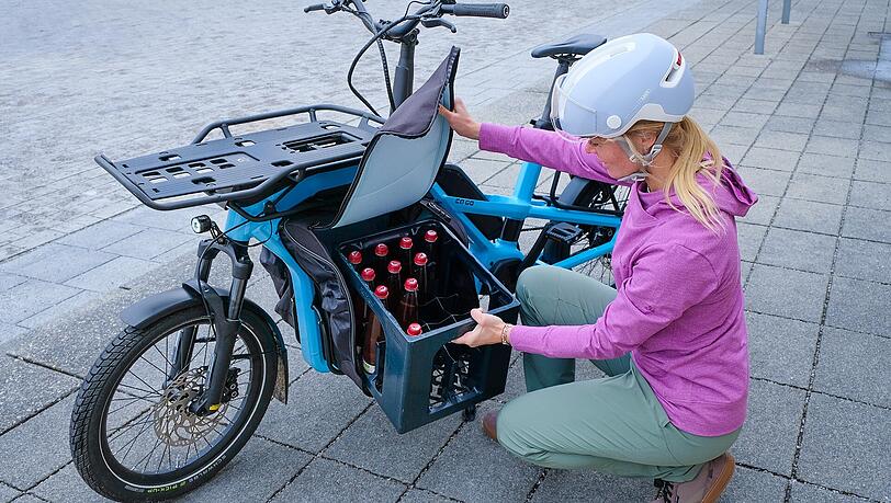Mit Schwung schiebt Jenny Ziolkowski den Getr&auml;nkekasten in die Fahrradtasche. Eine der vielen Saison-Neuheiten, die am Montag im Verkehrszentrum des Deutschen Museums vorgestellt werden.