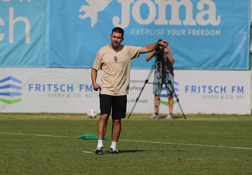TSV-1860-Trainer Alper Kayabunar gibt im Training die Richtung vor – in Schweinfurt startet für die Löwen nach dem Zwangsabstieg der Neustart in die Saison 2026/27. TSV-1860-Trainer Alper Kayabunar gibt im Training die Richtung vor – in Schweinfurt startet für die Löwen nach dem Zwangsabstieg der Neustart in die Saison 2026/27.