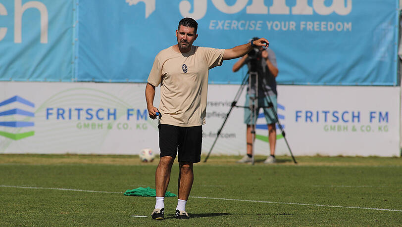 TSV-1860-Trainer Alper Kayabunar gibt im Training die Richtung vor – in Schweinfurt startet für die Löwen nach dem Zwangsabstieg der Neustart in die Saison 2026/27. TSV-1860-Trainer Alper Kayabunar gibt im Training die Richtung vor – in Schweinfurt startet für die Löwen nach dem Zwangsabstieg der Neustart in die Saison 2026/27.