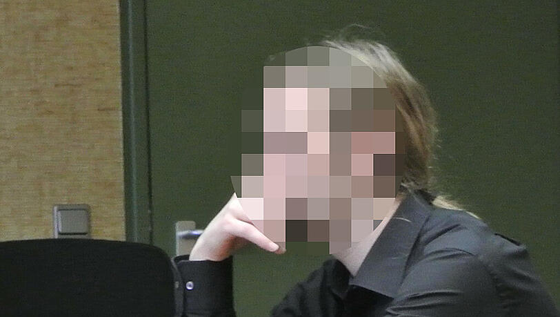 In München vor Gericht: Dieser 32-Jähriger soll Sado-SMS an eine Schülerin geschickt haben. In München vor Gericht: Dieser 32-Jähriger soll Sado-SMS an eine Schülerin geschickt haben.