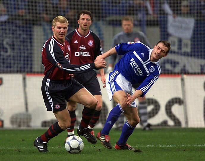 In der Verlängerung knallt erst Marco van Hoogdalem nach einer Ecke den Ball aus 16 Metern unter die Latte, dann sorgt Jörg Böhme mit seinem linken Außenrist für die Entscheidung. Auch Stefan Effenberg kann das Ausscheiden der Münchner nicht verhindern. Schalke gewinnt anschließend zum zweiten Mal hintereinander den DFB-Pokal - durch einen 4:2-Sieg gegen Bayer Leverkusen.