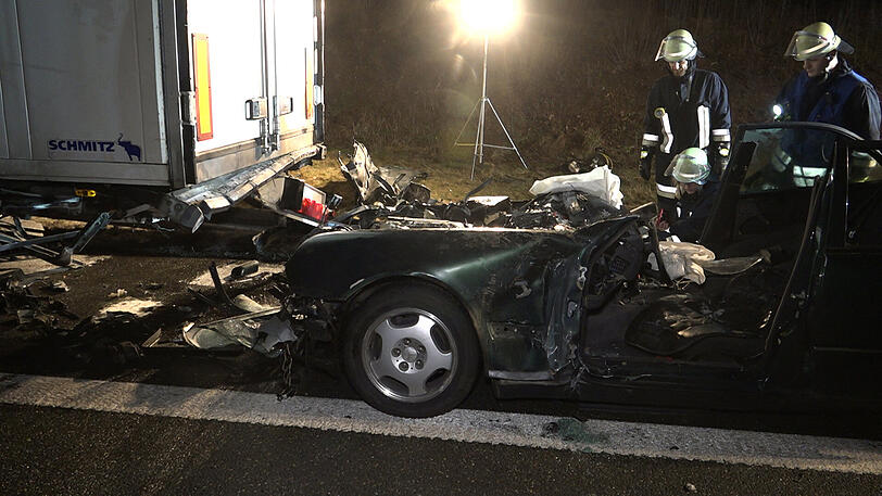 Das Ehepaar im Auto kam mit schwersten Verletzungen ins Krankenhaus. Der Lkw-Fahrer wurde zum Helden, weil er nach dem Unfall sofort das brennende Auto löschte. Die Bilder von der Unfallstelle.