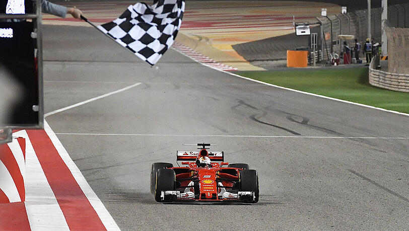 16. April 2017: Der Deutsche Sebastian Vettel vom Team Scuderia Ferrari fährt beim Großen Preis von Bahrain als Sieger über die Ziellinie.