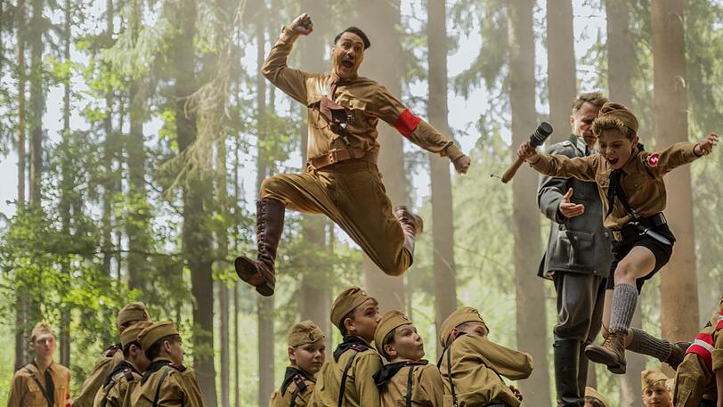 Regisseur Taika Waititi (l.) spielt auch den eingebildeten Adolf Hitler an der Seite des unsicheren Jungen Johannes (Roman Griffin Davis).