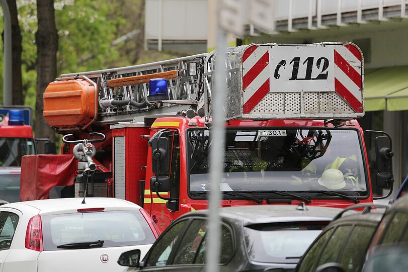 SEK-Einsatz! Polizei findet nach Waffen-Kontrolle Toten in der Holzstraße. Die Bilder vom Einsatz...