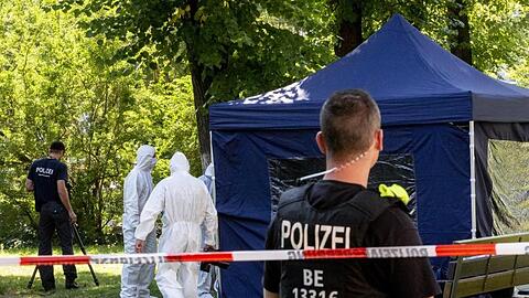Beamte der Spurensicherung sichern Spuren am Tatort: Der 40 Jahre alte Georgier war im August in einem Berliner Park erschossen worden.