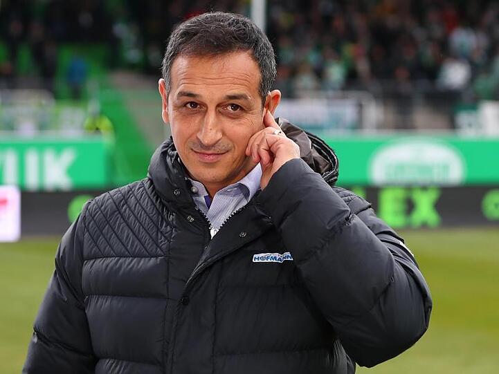 Rachid Azzouzi steht vor Spielbeginn für ein Interview auf dem Platz. Foto: Daniel Karmann/dpa/Archivbild