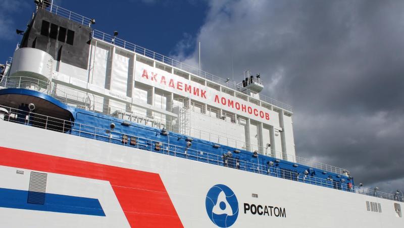 Das erste schwimmende Atomkraftwerk mit dem Namen Akademik Lomonossow liegt am in einem Hafen in der Stadt Murmansk. Das erste schwimmende Atomkraftwerk mit dem Namen Akademik Lomonossow liegt am in einem Hafen in der Stadt Murmansk.
