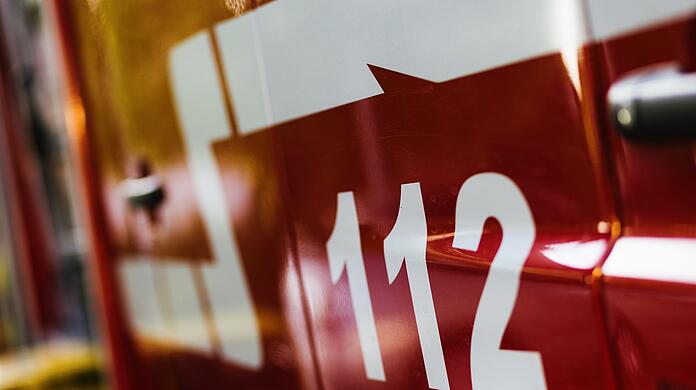 Die Notrufnummer "112" steht auf einem Einsatzfahrzeug der Feuerwehr.