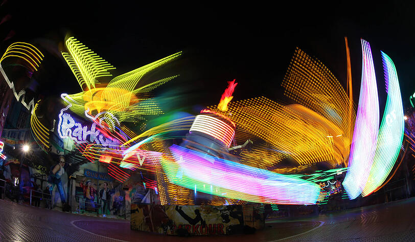 Das nächtliche Spektakel auf der Wiesn ist immer schön anzusehen. Das lässt einen auch für ein paar Momente die akute Energie- und andere Krisen vergessen.