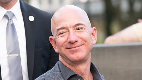 Nach seinem Rücktritt als Amazon-Chef ist Jeff Bezos immer noch der viertreichste Mensch der Welt. Einen Großteil dieses Reichtums will er aber wohl für den guten Zweck spenden.