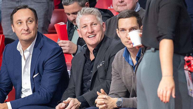 Bastian Schweinsteiger (M.) bei den Basketballern des FC Bayern.