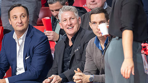Bastian Schweinsteiger (M.) bei den Basketballern des FC Bayern.