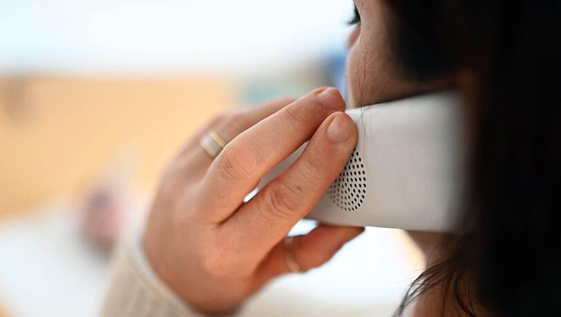 Die Telefone bei Bayerns Krisenhilfe stehen immer seltener still. Jahr für Jahr steigt die Zahl der Anrufer - meistens sind das Frauen. (Symbolbild)