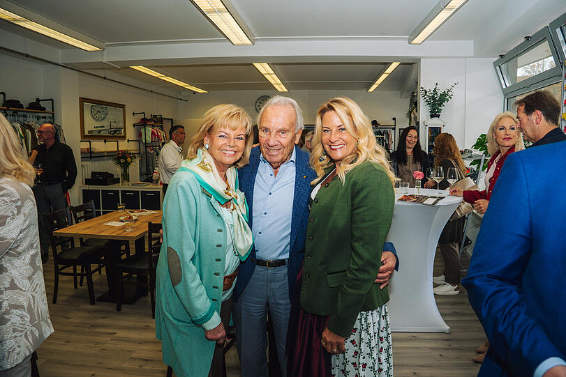 Sie haben die Stiftung und alle acht Nachbarschaftstreffs gegründet:  (v.l.) Margot und Günter mit Tochter Silja Steinberg.