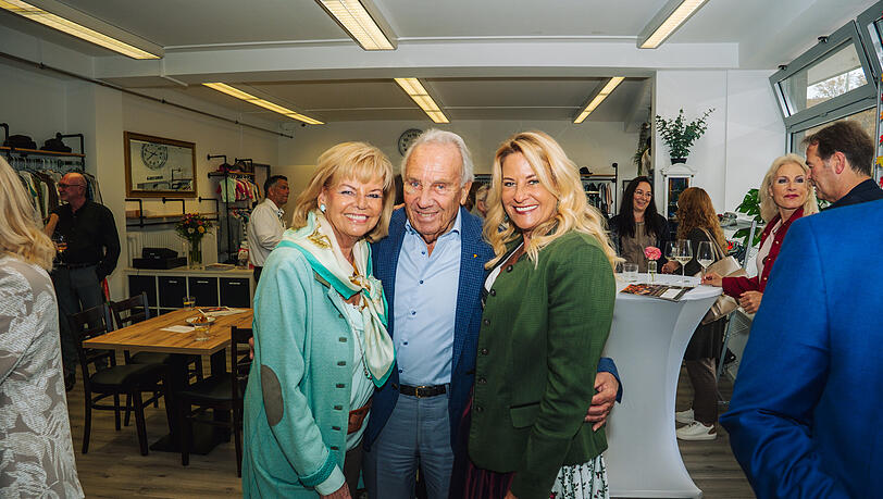 Sie haben die Stiftung und alle acht Nachbarschaftstreffs gegründet:  (v.l.) Margot und Günter mit Tochter Silja Steinberg.
