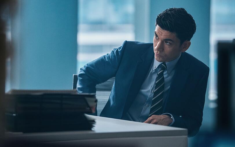 Johnny (Archie Renaux) kommt aus &auml;rmlichen Verh&auml;ltnissen und will sich einem verkorksten Karrierestart in dem hochkar&auml;tigen Scheidungsprozess beweisen.
