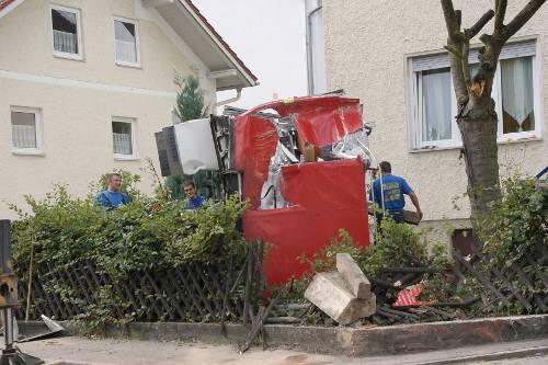 Der Gartenzaun ging bei dem Unfall kaputt.