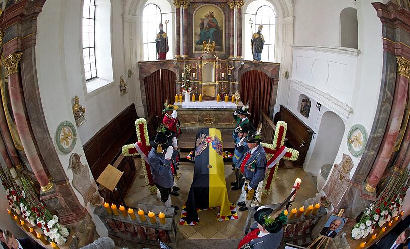 Der mit der Familienfahne bedeckte Sarg von Otto von Habsburg steht mit einem Ehrenspalier der Schützenkompanie Zirl aus Österreich, in der Sankt-Ulrichs-Kirche in Pöcking am Starnberger See, aufgebahrt am Altar.