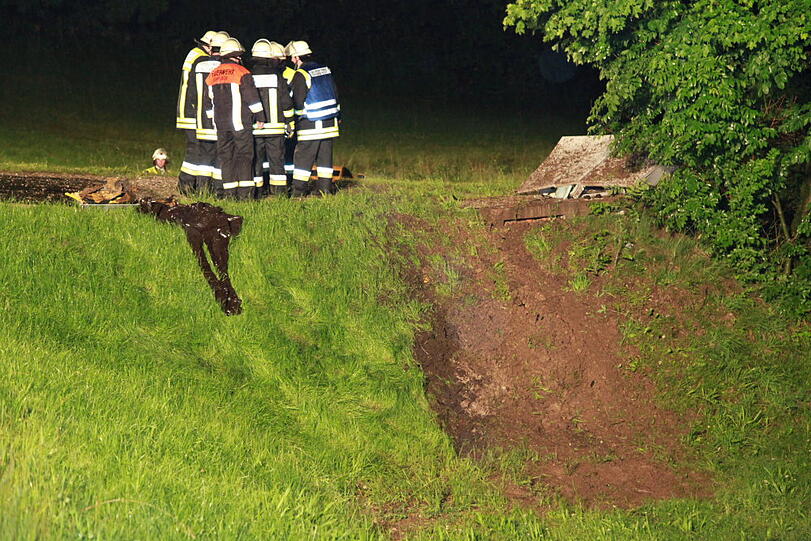 Auf regennasser Fahrbahn ist am Dienstagabend ein Münchner mit seinem Lamborghini von der Straße abgekommen und schwer verunglückt. Die Ursache war vermutlich überhöhte Geschwindigkeit. Der Fahrer musste schwer verletzt ins Krankenhaus eingeliefert werden. Die  Bilder von der Unfallstelle.