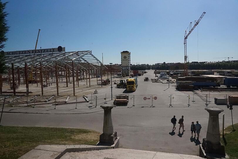 Montag, 22. Juli: Der Turm vom Winzerer Fähndl steht &ndash; und auch sonst wächst die Wiesn unaufhaltsam in die Höhe.