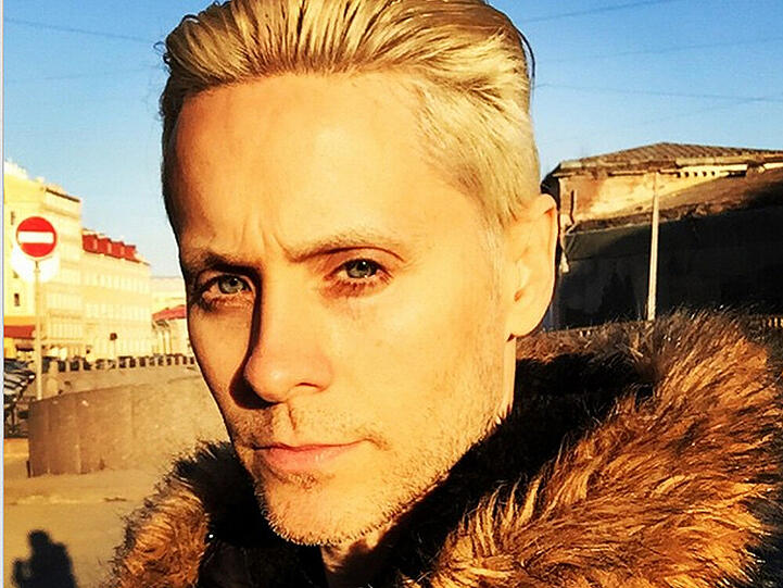 Auf den Umstyling-Zug ist auch Jared Leto aufgesprungen. Für die Rolle des Jokers im Film "Suicid Squad", schnitt er sich die Haare ab und blondierte sie, ...