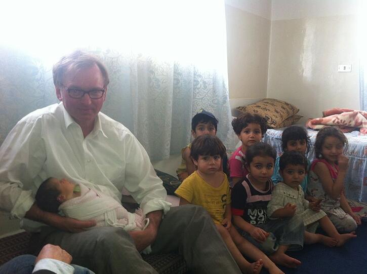 Christian Springer mit syrischen Kindern in einem Flüchtlingslager in Jordanien.