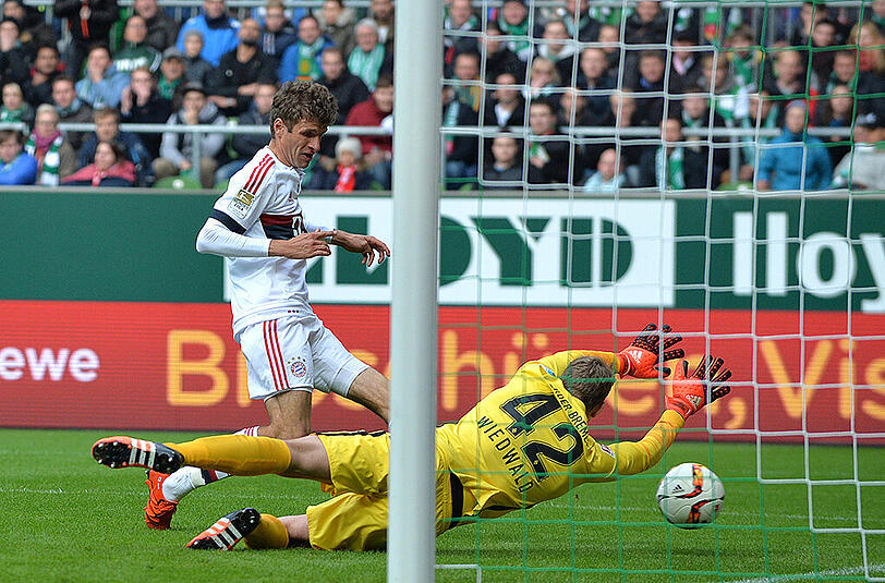 Thomas Müller schiebt zum 1:0 für den FC Bayern ein. Bremens Torwart Wiedwald ist chancenlos.